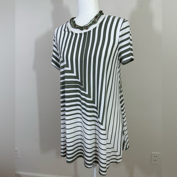 Jessica Simpson sz Md maternity top in olive and off white wandering stripes - Picture 1 of 15